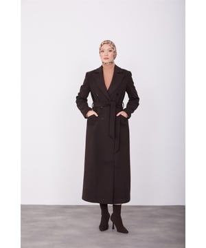Armine staat bekend als een merk met elegante ontwerpen en hoogwaardig vakmanschap, en biedt exclusieve collecties die de unieke stijl van elke vrouw weerspiegelen. Door het combineren van verfijning en comfort zijn de producten van Armine ontworpen om te voldoen aan de behoeften van moderne vrouwen. Met premium stoffen en nauwkeurige stikdetails zorgen ze voor langdurig gebruik, terwijl een breed scala aan kleuren en modellen ze aanpasbaar maakt aan elke stijl. Door het samenvoegen van klassieke en moderne lijnen in de mode, biedt Armine opties om uw elegantie te versterken