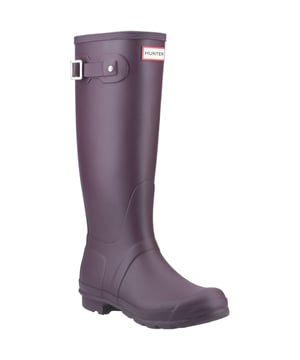 De dames regenlaars is al sinds de introductie ervan het middelpunt van het Hunter Original-merk. Voorzien van het originele Hunter profiel en een comfortabele polyester voering, is deze klassieke matzwarte waterdichte laars een absolute must-have op regenachtige dagen.