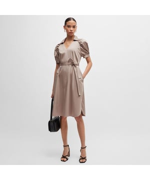 Dames BOSS Depera1 Stretch-Cotton Dress in beige.- V-hals met kraag- Korte mouwen- Zelfklevende ceintuur- Afgeronde zoom- Hoofdmateriaal: 96% Katoen 4% Elastaan.  Machinewasbaar.- Ref: 50515778-298