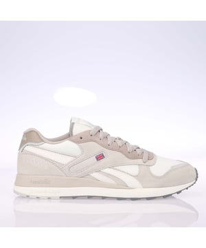Reebok DL5000 Trainers in wit.- Bovenwerk van suède textiel en synthetisch materiaal.- Vetersluiting.- Licht gewatteerde enkel en tong.- Licht gedempt voetbed.- Rubberen zool.- Ref: 100075210