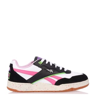 Reebok x Anuel AA schoenen die een B-ball klassieker in een nieuw jasje steken - Deze Reebok schoenen zijn geïnspireerd door de motorsport en de fascinerende visuele effecten van Anuel AA's dynamische optredens en weerspiegelen zijn podiumprésence. Het ontwerp heeft verchroomde Vector logo's die glanzen met een metallic glans, terwijl neon accenten een levendige en energieke touch toevoegen. Elk detail is zorgvuldig vervaardigd om de essentie van Anuel AA's stijl te emuleren, waardoor deze schoenen een opvallend stuk zijn dat de opwinding en het charisma van de shows van de Puerto Ricaanse rapper weergeeft.Leer en suède bovenwerk.Vetersluiting.Aangepaste zoolzolen.Samenwerking met ANUEL AA.EVA tussenzool.Textiel voering.Gum buitenzool.