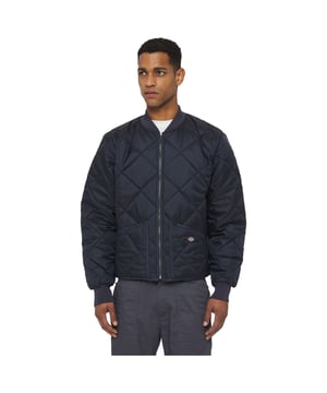 Diamantsteek bevestigt de 100% nylon taffeta buitenlaag aan de grijze jersey breisel achterkant met een vulling van 5 oz. polyester. Ribgebreide kraag, manchetten en achterkant van de taille. Voorvakjes voor warme handen.