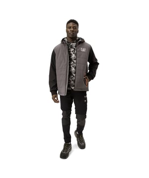 De Tech Hybrid Jacket heeft een centrale ritssluiting met een binnenste stormflap en twee lagere ritssluitingszakken, drie binnenzakken met één op de borst en twee insteekzakken. Ook beschikt het over een verstelbare capuchon en zoom met elastische koorden.