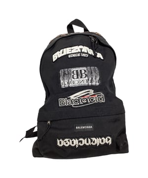 Empfohlener Verkaufspreis
Setzen Sie ein starkes Statement mit dem Balenciaga Explorer Rucksack mit Patches aus schwarzem Polyamid. Dieser elegante, funktionale Rucksack kombiniert minimalistisches Design mit auffälligen Patch-Details und bietet eine einzigartige Mischung aus Streetwear-inspirierter Ästhetik und hochwertigem Luxus. Das strapazierfähige Polyamid bietet Robustheit und ein leichtes Tragegefühl – ideal für den täglichen Gebrauch. Der geräumige Innenraum bietet ausreichend Platz für alles Wichtige, während die verstellbaren Riemen für einen bequemen Sitz sorgen. Ob für die Arbeit, das Fitnessstudio oder einen Wochenendausflug – dieser Rucksack ist die stilvolle und praktische Wahl für den modernen Entdecker.

Balenciaga Explorer Rucksack mit Patches aus schwarzem Polyamid

Zustand: Sehr gut
Gebrauchsspuren: Wenig getragen, aber sehr gut erhalten. Leichte Knicke, leicht abgenutzte Ecken, leichte Kratzer.
Verpackung: Karton
Farbe: Schwarz
Material: Polyamid
Größe: Einheitsgröße | Einheitsgröße
Maße: Breite 130 mm, Höhe 450 mm, Länge 380 mm
Artikelnummer: BADOUSBA452253W