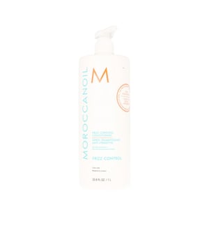 Der Moroccanoil SMOOTH Conditioner ist ein feuchtigkeitsspendendes Produkt, das speziell entwickelt wurde, um unruhiges und widerspenstiges Haar zu bändigen und zu entwirren. Er sorgt nicht nur für eine tiefgehende Weichheit der Haarstruktur, sondern fördert auch die Regeneration der Haarfaser, dank einer einzigartigen Ausrichtung der Aminosäuren, die die Haarsträhnen stärken und die natürliche Keratinstruktur unterstützen. Durch diesen Prozess erhält das Haar eine geschmeidige Textur, die sich leicht entwirren lässt und frizzfrei bleibt, was für eine langanhaltende Wirkung von bis zu 72 Stunden sorgt. Der Conditioner ist für die tägliche Anwendung geeignet.