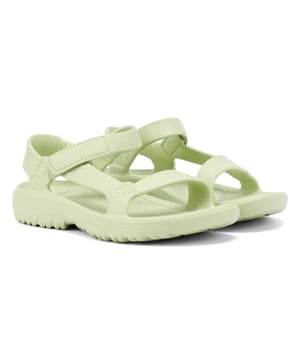ultra-lichtgewicht EVA-sandalen gemaakt met een volledig spuitgegoten ontwerp voor maximaal comfort en duurzaamheid. Voorzien van een eenvoudige klittenbandsluiting voor een veilige, verstelbare pasvorm. Waterbestendig, veganistisch en gemaakt van gerecyclede duurzame materialen.
