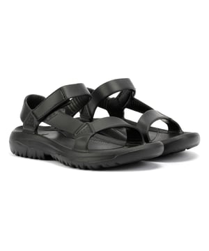 ultra-lichtgewicht EVA-sandalen gemaakt met een volledig spuitgegoten ontwerp voor maximaal comfort en duurzaamheid. Voorzien van een eenvoudige klittenbandsluiting voor een veilige, verstelbare pasvorm. Waterbestendig, veganistisch en gemaakt van gerecyclede duurzame materialen.