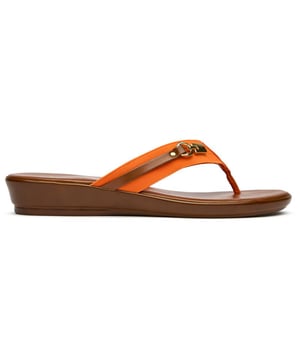 Sandalias Lotus Esino naranjas para mujer, fabricadas con sintético y suela sintética. Incluyen: forro y plantilla sintéticos ligeros, plantilla de espuma acolchada, cierre elástico para mayor comodidad y detalles metálicos.