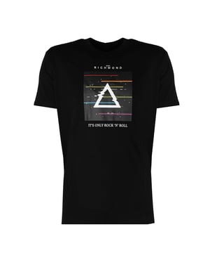Un diseño simple que funciona perfectamente tanto para el día a día como para situaciones más formales, proporcionando confort y libertad de movimiento.

Un cuello redondo, que sutilmente realza la línea del cuello, añade elegancia y clase al conjunto, combinando perfectamente con diversos accesorios.

En el frente, un estampado con el nombre de la marca, que no solo añade estilo, sino también permite expresar la pertenencia al grupo de aficionados a esta estética única.

Hecho con tela de alta calidad, que asegura durabilidad y confort al usarlo, manteniendo al mismo tiempo la intensidad de los colores incluso después de muchos lavados.
