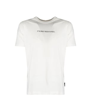 Un diseño simple que combina perfectamente con diferentes estilos, añadiendo elegancia y libertad, lo que lo convierte en la elección perfecta para cualquier ocasión.

El cuello redondo ofrece comodidad y versatilidad, lo que lo hace adecuado para muchos tipos de rostro y proporciona un excelente fondo para joyas favoritas.

En el frente, un estampado que añade carácter y una expresión moderna, atrayendo la mirada y destacando la individualidad del portador.

En la nuca, un estampado con el nombre de la marca subraya sutilmente su prestigio y añade un toque de exclusividad, algo que sin duda apreciarán los aficionados a los detalles de moda.

En el lateral, una etiqueta de la marca que discretamente resalta la autenticidad del producto y añade un toque elegante, apreciado por los conocedores de la moda.

Hecho de tela de alta calidad que asegura durabilidad y comodidad al llevar, garantizando que el producto se verá excelente por mucho tiempo.