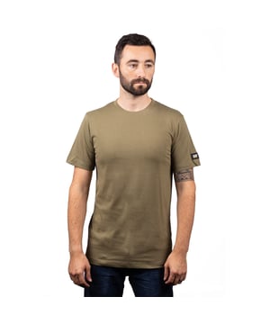Onze Essentials T-shirt met korte mouwen is gemaakt van zacht 100% katoenen jersey voor comfort gedurende de hele dag. (70%/30% katoen/viscose mengsel voor de donker heather grijze kleur.) Dit is een getailleerd kledingstuk, we raden aan om een maat groter te bestellen.