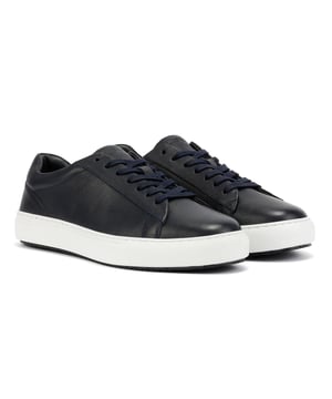 Premium sneaker gemaakt van een zacht graanleren bovenwerk en een duurzame leren cupzool. Ontworpen met een lichte, hoogwaardige XLITE® zool voor verbeterd comfort, flexibiliteit en dagelijkse duurzaamheid.