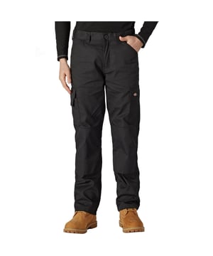 Unsere Everyday-Hosen sind ein Grundstyle der Dickies-Arbeitskleidung, mit mehreren Taschen zum Verstauen der notwendigen Arbeitsutensilien. Hergestellt aus einem bequemen Polybaumwollgemisch, verfügen diese Hosen über eine einfache Knopfverschluss und Taschen für das Einlegen Ihrer Knieschoner.