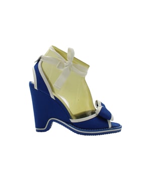 Empfohlener Verkaufspreis
Begrüßen Sie den Sommer mit einer Portion Charme in den Marc Jacobs Bow Wedge Sandalen – eine entzückende und stilvolle Wahl. Das blaue Canvas mit weißen Verzierungen sorgt für einen erfrischenden und lebendigen Look, während der süße Schleifenakzent einen schicken Touch verleiht. Mit einem Peep-Toe-Design und Knöchelwickeldetail bieten diese Sandalen eine perfekte Mischung aus Flair und Komfort und sind damit ein Must-have für Ihr Sommer-Outfit.

Marc Jacobs Bow Wedge Sandalen aus blauem Canvas
Zustand: Ausgezeichnet mit Box
Gebrauchsspuren: Keine sichtbaren Mängel
Material: Canvas
Farbe: Blau
Größe: EU37,5 / US7,5
SKU: 363133