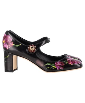 Empfohlener Verkaufspreis
Erleben Sie lebendigen Luxus mit den Dolce & Gabbana Mary Jane Pumps mit Blumenmuster aus mehrfarbigem Leder. Diese auffälligen Pumps mit wunderschönem, handgemaltem Blumenmuster verleihen jedem Outfit eine verspielte und künstlerische Note, während die klassische Mary-Jane-Silhouette einen schmeichelhaften Vintage-Look bietet. Perfekt für legere und elegante Anlässe: Diese Pumps passen perfekt zu einem schlichten Midikleid oder einer eleganten Jeans und setzen einen Farbtupfer und Persönlichkeit. Vervollständigen Sie den Look mit einer passenden Tasche mit Blumenmuster oder dezenten goldenen Accessoires, um die Schuhe in den Mittelpunkt zu rücken.

Dolce & Gabbana Mary Jane Pumps mit Blumenmuster aus mehrfarbigem Leder

Zustand: Sehr gut
Gebrauchsspuren: Inklusive Karton, leichte Gebrauchsspuren, wenig getragen, aber sehr gut erhalten. Leichte Gebrauchsspuren an Sohlen und Knicken, leichte Abnutzungsspuren an Sohlen und Absatz.
Verpackung: Karton, Staubbeutel
Farbe: Mehrfarbig | mehrfarbig
Material: Leder
Größe: EU | 39,5
Maße: Absatzhöhe: 60; Einlegesohlenlänge: 260
Artikelnummer: NAPPUGBSH462756W