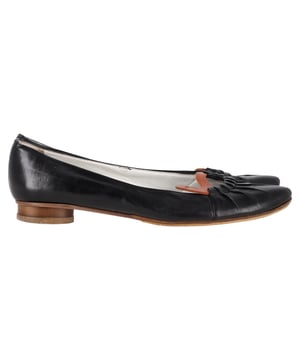 Empfohlener Verkaufspreis
Erleben Sie mühelose Eleganz mit den Etro Plissee-Ballerinas aus geschmeidigem schwarzem Leder für ein raffiniertes, vielseitiges Finish. Die klassische mandelförmige Zehenpartie streckt den Fuß, während zarte Falten und das charakteristische Paisley-Detail von Etro auf dem Vorderblatt diese Ballerinas zu einem unverzichtbaren Begleiter für den Alltag machen. Diese Ballerinas vereinen Komfort und Stil und eignen sich perfekt für den Büroalltag und verleihen jedem Look dezenten Luxus.

Etro Plissee-Ballerinas aus schwarzem Leder
Zustand: gut
Gebrauchsspuren: Keine sichtbaren Gebrauchsspuren. Keine Flecken an der Innensohle. Wenig getragen, aber sehr gut erhalten. Leichte Flecken an der Sohle und Knickspuren, leichte Abnutzungsspuren an Sohle und Absatz.
Verpackung: Keine
Farbe: Schwarz
Material: Leder | Leder
Größe: EU | 38,5
Maße: Innensohlenlänge: 260
Artikelnummer: NAPPUGBSH479171W