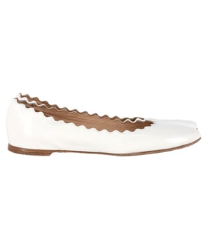 VINTAGE, RRP AS NEW
The Chloé Lauren Ballet Flats in White Patent Leather exude timeless charm with their scalloped edges and glossy finish, offering a refined twist on a classic silhouette. Crafted in Italy, they combine elegance and comfort, making them ideal for everyday wear or special occasions. Style tip: Pair them with a midi dress or cropped trousers to highlight their delicate shape and bring a touch of Parisian polish to your look.

 Chloé Lauren Ballet Flats in White Patent Leather

Condition: Very good
Signs of wear: Minor markings, Lightly used but very well maintained. Minor mark at soles & creasing, light scuffing at the soles and heels.
Packaging: Dust bag
Color: White
Material: Leather | patent leather
Size: EU | 35.5
Measurements: Insole length: 250
SKU: NAPPUGBSH483207W