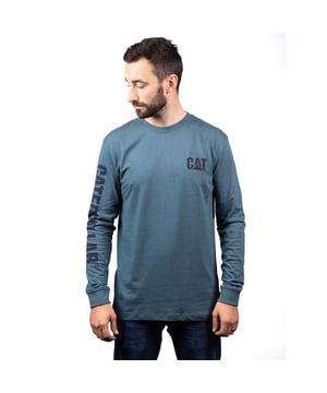Maak een statement met onze opvallende Trademark Banner Long Sleeve Tee, gemaakt van premium gewicht katoen jersey.