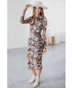 Estampado floral marrón
  Diseño de cuello alto
  Mangas largas
  Corte ajustado
  Detalle de ribete de lechuga
  Largo midi
  Gran elasticidad
Material 95% Poliéster 5% Elastano