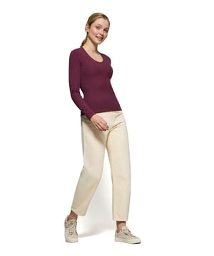 Dieses gerippte T-Shirt für Damen bereichert unsere Kollektion. Es wurde für flexiblen Komfort entworfen und aus einer raffinierten Mischung aus Baumwolle und Elasthan gefertigt, um eine perfekte Passform zu gewährleisten. Das gerippte Design wird durch einen eleganten V-Ausschnitt ergänzt, der eine schmeichelhafte Silhouette schafft. Der farblich abgestimmte Perlmuttknopf auf der Brust verleiht ihm einen Hauch von minimalistischer Eleganz.
