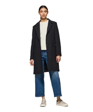 Der lange Damenmantel Kate ist ein zeitloses Kleidungsstück, das je nach Gelegenheit in der Lage ist, einen Casual Look aufzuwerten, aber auch zu einem formelleren Stil passt. Mit seiner feinen Wollmischung ist er die perfekte Kombination aus Eleganz und modernem Stil. Sein Design mit gekerbtem Revers und Ton-in-Ton gehaltenem 2-Knopf-Verschluss garantiert einen modernen und feinen Look. Die Vordertaschen und eine diskrete Innentasche sorgen für Funktionalität, ohne den Stil zu beeinträchtigen. Das Polo Club-Logo auf der Passe, das auf ein Stück desselben Stoffes des Mantels gestickt ist, verleiht ihm Exklusivität. Dieser Mantel ist ein Must-Have in der Garderobe einer jeden Frau.