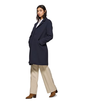 Der lange Damenmantel Kate ist ein zeitloses Kleidungsstück, das je nach Gelegenheit in der Lage ist, einen Casual Look aufzuwerten, aber auch zu einem formelleren Stil passt. Mit seiner feinen Wollmischung ist er die perfekte Kombination aus Eleganz und modernem Stil. Sein Design mit gekerbtem Revers und Ton-in-Ton gehaltenem 2-Knopf-Verschluss garantiert einen modernen und feinen Look. Die Vordertaschen und eine diskrete Innentasche sorgen für Funktionalität, ohne den Stil zu beeinträchtigen. Das Polo Club-Logo auf der Passe, das auf ein Stück desselben Stoffes des Mantels gestickt ist, verleiht ihm Exklusivität. Dieser Mantel ist ein Must-Have in der Garderobe einer jeden Frau.