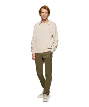 Unser Pullover Martin besticht durch seinen modernen und entspannten Look. Er ist aus einer Baumwoll-Nylon-Mischung gefertigt, die für Komfort und Langlebigkeit sorgt. Der knopflose Polokragen mit V-Ausschnitt verleiht ihm ein entspanntes Flair mit einem modernen Twist, während die lockere Passform ein Gefühl von Freiheit und Eleganz vermittelt. Gerippte Abschlüsse an Kragen, Manschetten und Taille sorgen für eine optimale, bequeme Passform. Nahtband mit Logoprägung an der Krageninnenseite. Kleiner gummierter Polo Club Aufnäher aus Twill im gleichen Farbton auf der Brust. Dieser 12-Gauge-Strickpullover ist ideal für alle, die ein bequemes und modisches Kleidungsstück suchen.