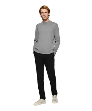 Eleganz ist Ihnen mit unserem Herrenpullover mit Rundkragen aus Baumwolltrikot sicher. Seine reguläre Passform passt sich allen Körpertypen an. Rippbündchen an Kragen, Ärmeln und Taille sorgen für einen perfekten Sitz. Das dezente marineblaue Nahtband am Kragen mit eingraviertem Polo Club Logo unterstreichen die Eleganz dieses Pullovers. Ikonische Stickerei unseres Rigby Go Logos in Kontrastfarbe auf der Brust. Kombinieren Sie ihn mit einer Jeans für einen legeren Look oder einer Chinohose für ein eleganteres Outfit.