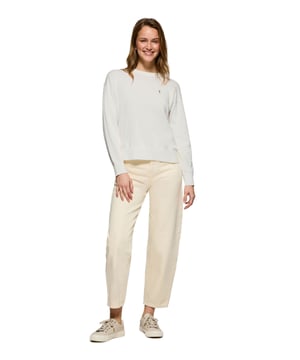 Eleganz ist Ihnen mit unserem gestrickten Baumwollpullover mit Rundkragen für Damen gewiss. Seine reguläre Passform passt sich allen Körpertypen an. Rippbündchen an Kragen, Ärmeln und Taille sorgen für einen perfekten Sitz. Das dezente marineblaue Nahtband am Kragen mit eingraviertem Polo Club Logo unterstreichen die Eleganz dieses Pullovers. Charakteristische Stickerei unseres Rigby Go-Logos in Kontrastfarbe auf der Brust. Kombinieren Sie ihn mit einer Jeans für einen legeren Look oder einer Chinohose für ein eleganteres Outfit.