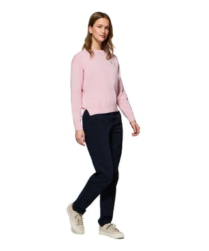 Eleganz ist Ihnen mit unserem gestrickten Baumwollpullover mit Rundkragen für Damen gewiss. Seine reguläre Passform passt sich allen Körpertypen an. Rippbündchen an Kragen, Ärmeln und Taille sorgen für einen perfekten Sitz. Das dezente marineblaue Nahtband am Kragen mit eingraviertem Polo Club Logo unterstreichen die Eleganz dieses Pullovers. Charakteristische Stickerei unseres Rigby Go-Logos in Kontrastfarbe auf der Brust. Kombinieren Sie ihn mit einer Jeans für einen legeren Look oder einer Chinohose für ein eleganteres Outfit.