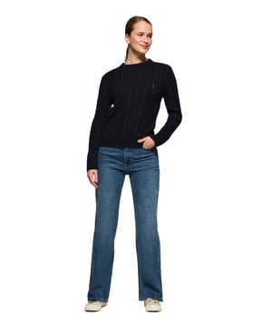 Unser Zopfstrickpullover aus Baumwolle für Damen besticht durch sein Design. Sein einzigartiges Flechtmuster verleiht ihm Struktur und Raffinesse, während gerippte Details an Kragen, Ärmeln und Saum für eine bequeme Passform und ein ausgefeiltes Finish sorgen. Das marineblaue Nahtband am Kragen mit Polo Club Logo unterstreicht die Eleganz dieses Modells. Das emblematische Rigby Go Logo in Kontrastfarbe auf der Brust unterstreicht seine einzigartige Optik. Ideal für den Alltag oder um einem Casual Look einen Hauch von Eleganz zu verleihen.