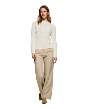 Unser Zopfstrickpullover aus Baumwolle für Damen besticht durch sein Design. Sein einzigartiges Flechtmuster verleiht ihm Struktur und Raffinesse, während gerippte Details an Kragen, Ärmeln und Saum für eine bequeme Passform und ein ausgefeiltes Finish sorgen. Das marineblaue Nahtband am Kragen mit Polo Club Logo unterstreicht die Eleganz dieses Modells. Das emblematische Rigby Go Logo in Kontrastfarbe auf der Brust unterstreicht seine einzigartige Optik. Ideal für den Alltag oder um einem Casual Look einen Hauch von Eleganz zu verleihen.