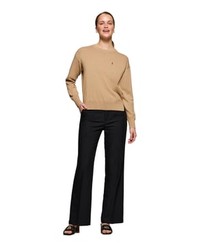 Eleganz ist Ihnen mit unserem gestrickten Baumwollpullover mit Rundkragen für Damen gewiss. Seine reguläre Passform passt sich allen Körpertypen an. Rippbündchen an Kragen, Ärmeln und Taille sorgen für einen perfekten Sitz. Das dezente marineblaue Nahtband am Kragen mit eingraviertem Polo Club Logo unterstreichen die Eleganz dieses Pullovers. Charakteristische Stickerei unseres Rigby Go-Logos in Kontrastfarbe auf der Brust. Kombinieren Sie ihn mit einer Jeans für einen legeren Look oder einer Chinohose für ein eleganteres Outfit.