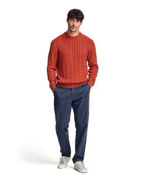 Dieser stückgefärbte Strickpulli mit Zopfmuster ist neu in unserer Strickpullover-Kollektion für Herren. Sein einzigartiges Design verleiht ihm Struktur und Raffinesse, während die gerippten Details an Kragen, Ärmeln und Saum mit Vintage Wash-Effekt für einen perfekten Sitz sorgen und von einer vielschichtigen Verarbeitung zeugen. Das dezente, Ton-in-Ton gehaltene Nahtband am Kragen mit Polo Club-Logo unterstreicht die Eleganz dieses Modells. Abgerundet wird das Design wird durch ein Logo-Etikett am Saum im Farbton des Kleidungsstücks. Ideal für einen lässigen und zeitlosen Look.