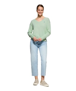 Eleganz ist Ihnen mit unserem gestrickten Baumwollpullover mit V-Kragen für Damen sicher. Seine reguläre Passform passt sich allen Körpertypen an. Rippbündchen an Kragen, Ärmeln und Taille sorgen für einen perfekten Sitz. Das dezente marineblaue Nahtband am Kragen mit eingraviertem Polo Club Logo unterstreichen die Eleganz dieses Pullovers. Charakteristische Stickerei unseres Rigby Go-Logos in Kontrastfarbe auf der Brust. Kombinieren Sie ihn mit einer Jeans für einen legeren Look oder einer Chinohose für ein eleganteres Outfit.