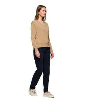 Eleganz ist Ihnen mit unserem gestrickten Baumwollpullover mit V-Kragen für Damen sicher. Seine reguläre Passform passt sich allen Körpertypen an. Rippbündchen an Kragen, Ärmeln und Taille sorgen für einen perfekten Sitz. Das dezente marineblaue Nahtband am Kragen mit eingraviertem Polo Club Logo unterstreichen die Eleganz dieses Pullovers. Charakteristische Stickerei unseres Rigby Go-Logos in Kontrastfarbe auf der Brust. Kombinieren Sie ihn mit einer Jeans für einen legeren Look oder einer Chinohose für ein eleganteres Outfit.