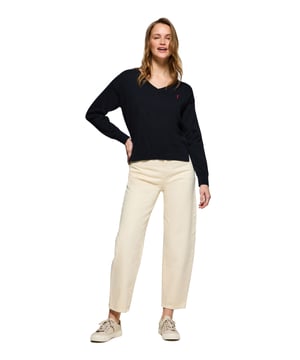 Eleganz ist Ihnen mit unserem gestrickten Baumwollpullover mit V-Kragen für Damen sicher. Seine reguläre Passform passt sich allen Körpertypen an. Rippbündchen an Kragen, Ärmeln und Taille sorgen für einen perfekten Sitz. Das dezente marineblaue Nahtband am Kragen mit eingraviertem Polo Club Logo unterstreichen die Eleganz dieses Pullovers. Charakteristische Stickerei unseres Rigby Go-Logos in Kontrastfarbe auf der Brust. Kombinieren Sie ihn mit einer Jeans für einen legeren Look oder einer Chinohose für ein eleganteres Outfit.
