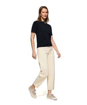 Verfeinern Sie Ihren Stil mit diesem kurzärmeligen Cardigan, den man zu jeder Jahreszeit tragen kann. Der leichte Baumwollstoff macht ihn bequem und atmungsaktiv, während Details wie der Knopfverschluss und die Knopftaschen das Design aufwerten. Das Nahtband mit Logo und die Rigby Go-Stickerei in Kontrastfarbe auf der Brust unterstreichen seinen einzigartigen Charakter.