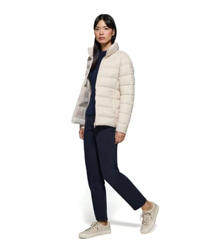 Unsere ultraleichte Damenjacke Susanne wurde für die aktive, moderne Frau entworfen, die Eleganz mit Funktionalität verbindet. Sie ist leicht gepolstert und spendet Wärme, ohne dabei an Komfort einzubüßen. Sie ist ohne Kapuze und mit Reißverschluss ausgestattet und verfügt über zwei Seitentaschen und eine Innentasche mit Reißverschluss, in der Sie all Ihre Habseligkeiten sicher verstauen können. Das Kleidungsstück ist wasserabweisend, jedoch nicht völlig wasserdicht, was es zu einer perfekten Wahl für eine Vielzahl von Wetterbedingungen macht. Der gummierte, farblich angepasste Rigby Go Aufnäher auf der Brust macht dieses Kleidungsstück zu einem neu aufgelegtem Klassiker.
