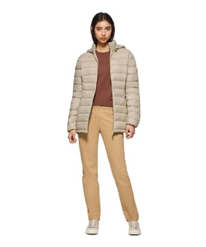 Die Jacke Cintia gehört zu unserer Ultralight-Damenkollektion, ihre Füllung ist aus recyceltem Polyester hergestellt. Diese gepolsterte Jacke mit abnehmbarer Kapuze ist dank ihrer Füllung wasserabweisend, warm, sehr leicht und zudem umweltschonend. Sie verfügt über einen goldfarbenen Metallreißverschluss auf der Vorderseite mit personalisiertem Polo Club Zipper, zwei Seitentaschen und eine Innentasche mit Reißverschluss. Manschetten und Kapuze mit elastischen, farblich angepassten Bündchen mit Markenlogo für mehr Anpassungsfähigkeit. Mit verstellbaren, elastischen Stoppern. Farblich abgestimmte Stickerei mit PC-Monogramm auf dem Ärmel.