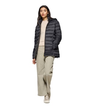 Die Jacke Cintia gehört zu unserer Ultralight-Damenkollektion, ihre Füllung ist aus recyceltem Polyester hergestellt. Diese gepolsterte Jacke mit abnehmbarer Kapuze ist dank ihrer Füllung wasserabweisend, warm, sehr leicht und zudem umweltschonend. Sie verfügt über einen goldfarbenen Metallreißverschluss auf der Vorderseite mit personalisiertem Polo Club Zipper, zwei Seitentaschen und eine Innentasche mit Reißverschluss. Manschetten und Kapuze mit elastischen, farblich angepassten Bündchen mit Markenlogo für mehr Anpassungsfähigkeit. Mit verstellbaren, elastischen Stoppern. Farblich abgestimmte Stickerei mit PC-Monogramm auf dem Ärmel.