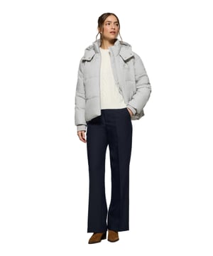 Verleihen Sie Ihrem Winterlook einen modernen Stil mit unserer Damenjacke Artic. Die kurze, stark gepolsterte Jacke mit fester Kapuze und Stehkragen hält Sie auch an den kältesten Wintertagen warm. Der Frontreißverschluss und die Reißverschlüsse der Seitentaschen sind thermoversiegelt und sorgen für einen sicheren Schutz. Zwei Innentaschen, die ebenfalls mit thermoversiegelten Reißverschlüssen ausgestattet sind, bieten zusätzlichen Stauraum für Ihre Habseligkeiten. Dezente Details, von Reißverschlüssen bis hin zu Gummizügen, Ösen und Abschlüssen, verleihen der Jacke einen hochwertigen Charakter. Dank der mit Logo bedruckten Innenriemen können Sie die Jacke über die Schultern hängen, damit Ihre Hände für andere Aktivitäten frei bleiben. Ein gesticktes Polo Club Logo auf der Reißverschlussblende und der Kapuze sowie ein gummierter Brustaufnäher mit PC-Monogramm unterstreichen das unverwechselbare Design. Dank der Ultralight-Technologie und der Füllung aus recyceltem Polyester ist diese Jacke leicht, hochwertig, wasserabweisend und sehr bequem. Perfekt für jede Outdoor-Aktivität.