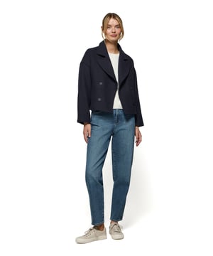 Der Damen-Kurzmantel Lona ist ideal, um jeden Look zu vervollständigen. Er verbindet Stil und Komfort auf perfekte Weise. Er ist aus einem Woll- und Polyestermischgewebe gefertigt. Das größere Revers mit Einschnitt und der Vierknopfverschluss mit Logoprägung verleihen ihm eine klassische, elegante Note. Mit zwei Vordertaschen und einer dezenten Innentasche ist er praktisch und funktionell. Das Polo Club Logo auf der Passe verleiht ihm einen exklusiven Touch. Ein ideales Kleidungsstück für die Übergangszeit oder für kühlere Tage.