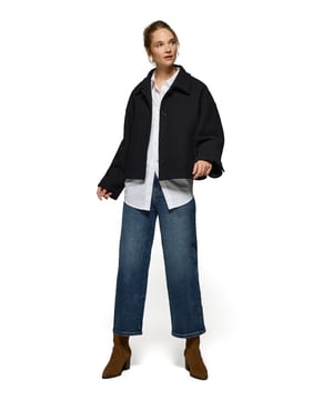 Unsere Lita Kurzjacke für Damen aus einem Woll-Polyester-Gemisch ist das ideale Kleidungsstück für einen modernen und eleganten Look. Der klassische Reverskragen und der Knopfverschluss mit Logoknöpfen auf der Vorderseite verleihen ihr eine raffinierte Note. Mit zwei praktischen Taschen auf der Vorderseite. Das Polo Club Logo auf der Passe verleiht ihr einen exklusiven Touch. Diese Jacke ist ein unverzichtbares Kleidungsstück, das perfekt zu Anzughosen oder, für einen legeren Look, zu Jeans mit hoher Taille passt.