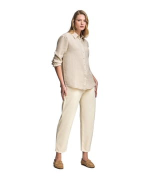 Dieses stückgefärbte Leinenhemd für Damen kombiniert Komfort und Raffinesse. Die Loose Fit-Passform und der Hemdkragen verleihen ihm einen lässigen Touch, während die perlmuttfarbenen Knöpfe mit Logo und die Ton-in-Ton gehaltenen Paspeln an der Innenseite des Kragens einen besonderen Akzent setzen. Das gestickte PC-Monogramm auf der Brust rundet das elegante und zeitlose Design ab.