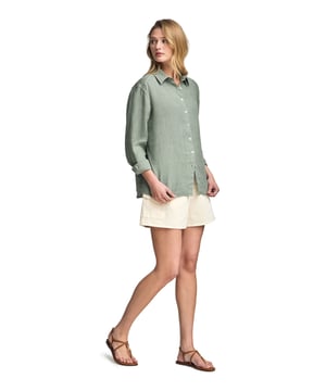 Dieses stückgefärbte Leinenhemd für Damen kombiniert Komfort und Raffinesse. Die Loose Fit-Passform und der Hemdkragen verleihen ihm einen lässigen Touch, während die perlmuttfarbenen Knöpfe mit Logo und die Ton-in-Ton gehaltenen Paspeln an der Innenseite des Kragens einen besonderen Akzent setzen. Das gestickte PC-Monogramm auf der Brust rundet das elegante und zeitlose Design ab.