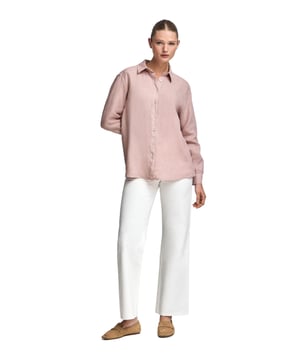 Dieses stückgefärbte Leinenhemd für Damen kombiniert Komfort und Raffinesse. Die Loose Fit-Passform und der Hemdkragen verleihen ihm einen lässigen Touch, während die perlmuttfarbenen Knöpfe mit Logo und die Ton-in-Ton gehaltenen Paspeln an der Innenseite des Kragens einen besonderen Akzent setzen. Das gestickte PC-Monogramm auf der Brust rundet das elegante und zeitlose Design ab.