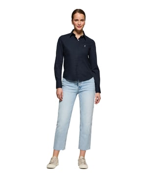 Peppen Sie Ihren Look mit unserem Slim-Fit-Hemd auf, das sich perfekt für Frauen eignet, die auf der Suche nach einem lässigen Alltagsoutfit sind. Es ist aus weicher Baumwollpopeline gefertigt und bietet die perfekte Mischung aus Komfort und Eleganz. Der französische Kragen und der Knopfverschluss sorgen für einen sauberen, schnittigen Look. Kontrastfarbene Paspeln am Kragen und Verzierungen an den Seitennähten veredeln den klassischen Stil mit einem raffinierten Touch. Die Logoknöpfe und das horizontal genähte Knopfloch sind das i-Tüpfelchen des raffinierten und sorgfältigen Designs. Das ikonische Rigby Go Logo auf der Brust verleiht ihm eine einzigartige Note.
