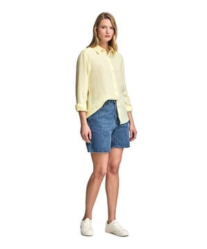 Dieses stückgefärbte Leinenhemd für Damen kombiniert Komfort und Raffinesse. Die Loose Fit-Passform und der Hemdkragen verleihen ihm einen lässigen Touch, während die perlmuttfarbenen Knöpfe mit Logo und die Ton-in-Ton gehaltenen Paspeln an der Innenseite des Kragens einen besonderen Akzent setzen. Das gestickte PC-Monogramm auf der Brust rundet das elegante und zeitlose Design ab.