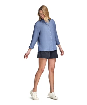 Dieses stückgefärbte Leinenhemd für Damen kombiniert Komfort und Raffinesse. Die Loose Fit-Passform und der Hemdkragen verleihen ihm einen lässigen Touch, während die perlmuttfarbenen Knöpfe mit Logo und die Ton-in-Ton gehaltenen Paspeln an der Innenseite des Kragens einen besonderen Akzent setzen. Das gestickte PC-Monogramm auf der Brust rundet das elegante und zeitlose Design ab.